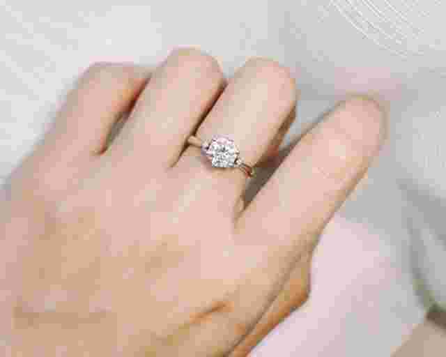 莫桑钻值得买吗1克拉多少钱莫桑钻一克拉价格市场价需要多少钱?-第2张图片-翡翠网 莫桑钻值得买吗1克拉多少钱莫桑钻一克拉价格市场价需要多少钱?-第2张图片-翡翠网