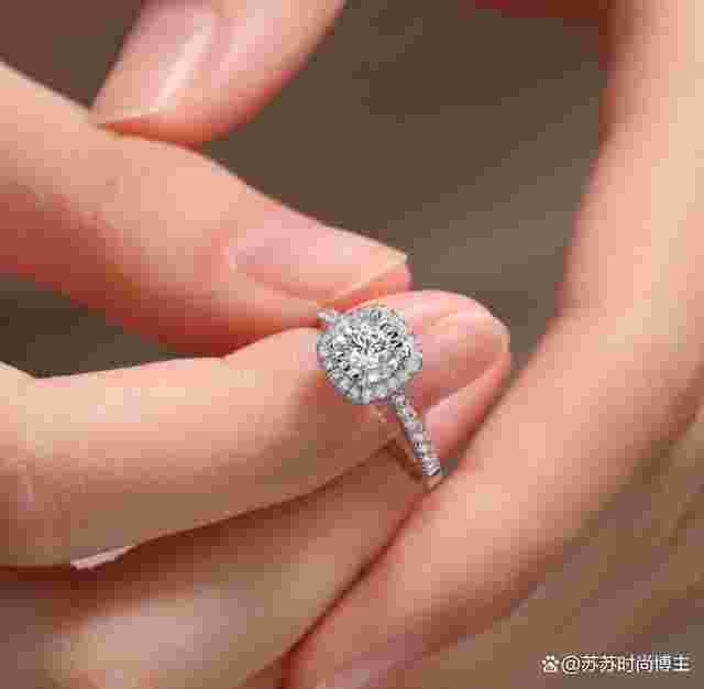 柱镶钻石戒指图片,柱镶钻石的寓意和卖点-第1张图片-翡翠网