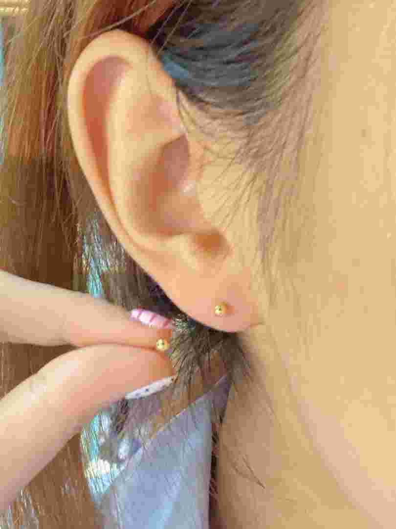 耳洞为什么戴金子就不烂为什么耳洞带黄金才不会灌脓-第1张图片-翡翠网 耳洞为什么戴金子就不烂为什么耳洞带黄金才不会灌脓-第1张图片-翡翠网