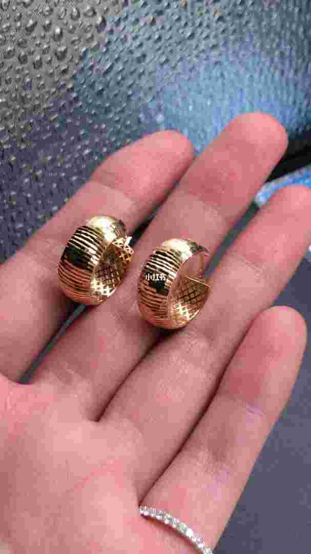 金耳环的种类,长茎金耳环-第1张图片-翡翠网 金耳环的种类,长茎金耳环-第1张图片-翡翠网