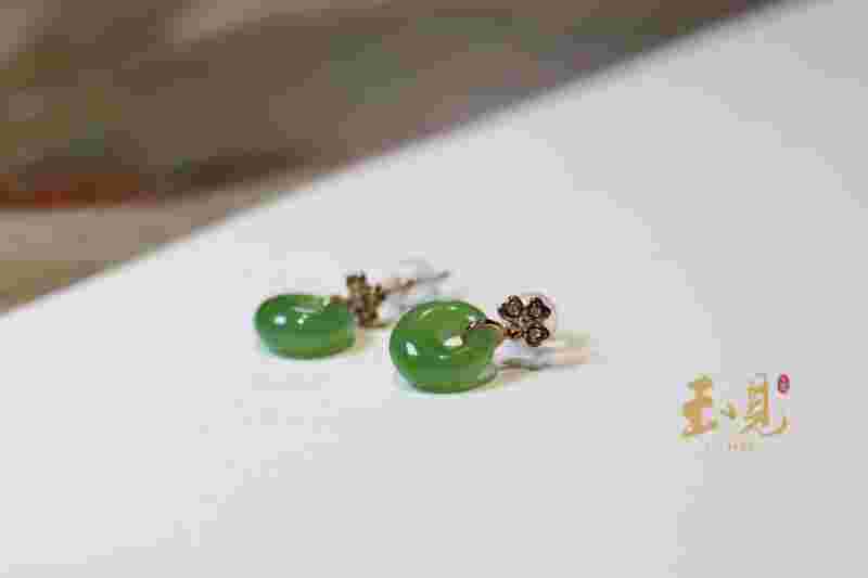 和田玉耳钉一般多少钱和田玉耳钉一般多少钱一个-第1张图片-翡翠网 和田玉耳钉一般多少钱和田玉耳钉一般多少钱一个-第1张图片-翡翠网