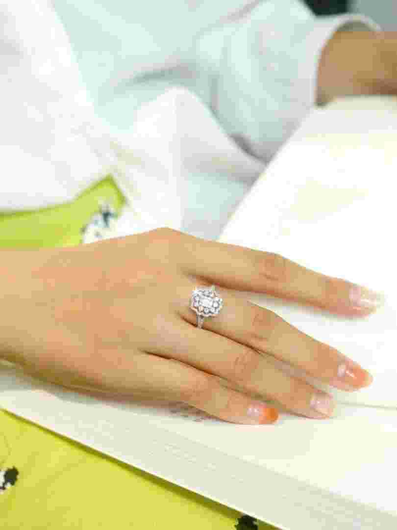 女人为什么喜欢钻石戒指女人为什么喜欢钻戒又不值钱-第1张图片-翡翠网 女人为什么喜欢钻石戒指女人为什么喜欢钻戒又不值钱-第1张图片-翡翠网