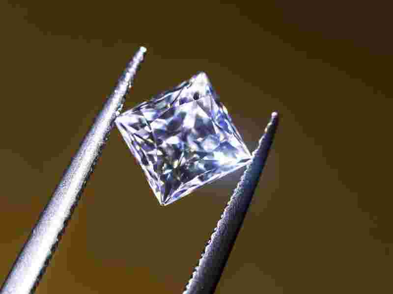 钻石是什么材质,香奈儿的胸针上面的钻石是什么材质-第1张图片-翡翠网