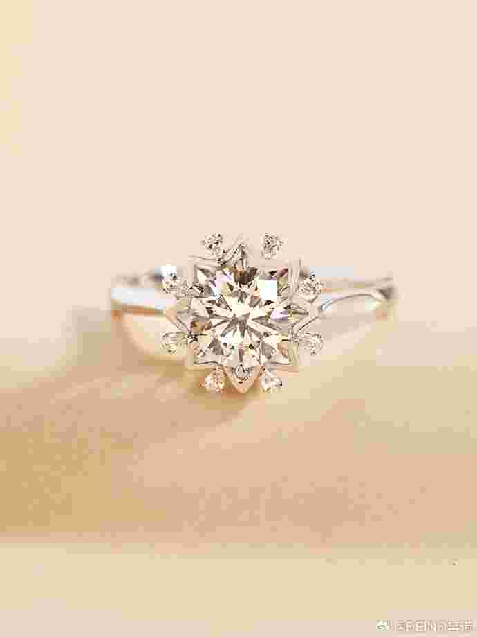 钻石戒指戴左手还是右手钻石戒指-第2张图片-翡翠网 钻石戒指戴左手还是右手钻石戒指-第2张图片-翡翠网