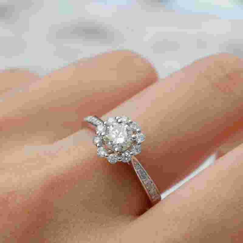 钻石戒指戴左手还是右手钻石戒指-第1张图片-翡翠网 钻石戒指戴左手还是右手钻石戒指-第1张图片-翡翠网