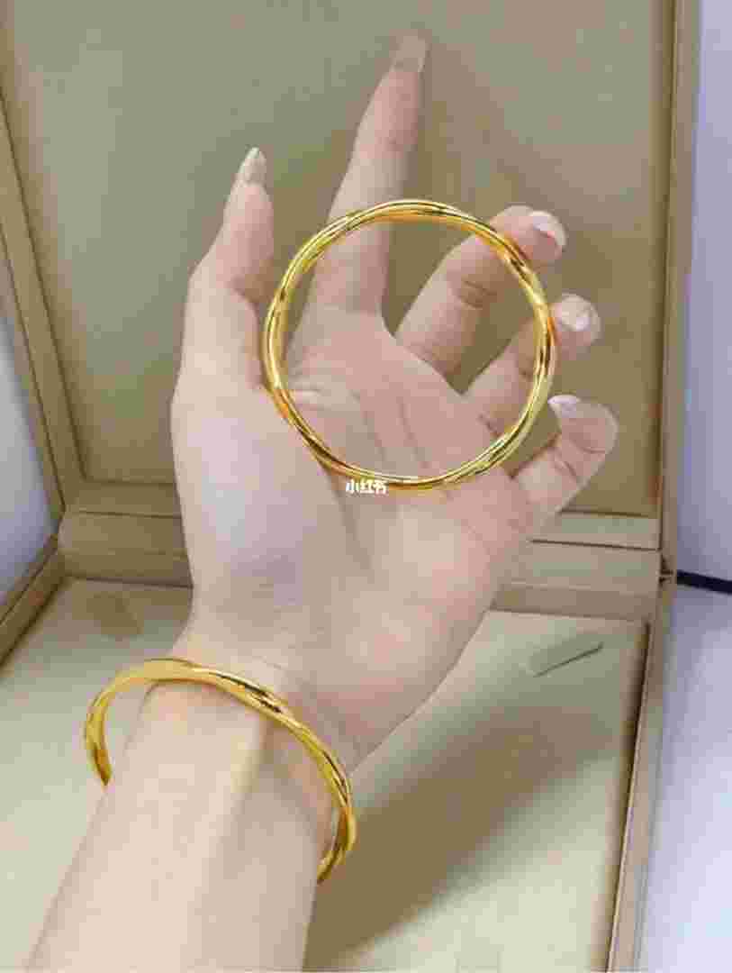 2024最好看的金手镯金手镯什么款式最漂亮-第1张图片-翡翠网 2024最好看的金手镯金手镯什么款式最漂亮-第1张图片-翡翠网