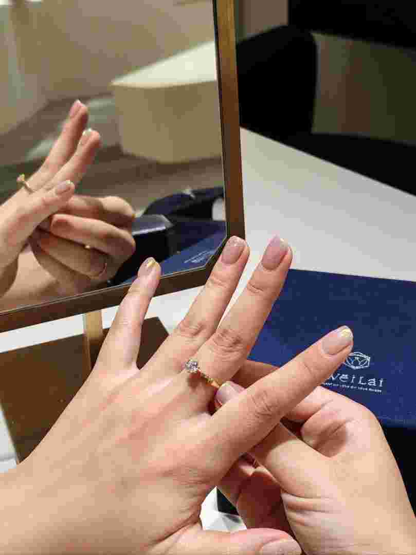 现在年轻人买什么婚戒好现在年轻人结婚送什么礼物好-第1张图片-翡翠网