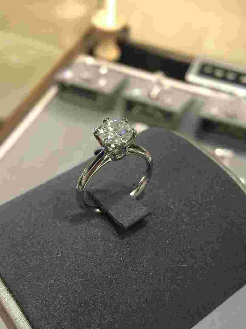 真的莫桑钻石多少钱莫桑钻几十元是真的吗-第1张图片-翡翠网 真的莫桑钻石多少钱莫桑钻几十元是真的吗-第1张图片-翡翠网