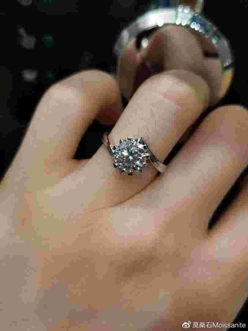 真的莫桑钻石多少钱莫桑钻几十元是真的吗-第2张图片-翡翠网 真的莫桑钻石多少钱莫桑钻几十元是真的吗-第2张图片-翡翠网
