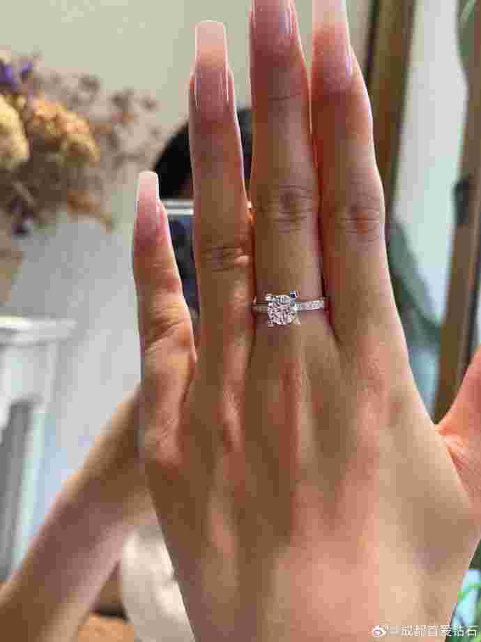 五十分的钻戒和一克拉的钻戒外观大小区别不大钻石50分跟一克拉有什么区别-第1张图片-翡翠网 五十分的钻戒和一克拉的钻戒外观大小区别不大钻石50分跟一克拉有什么区别-第1张图片-翡翠网