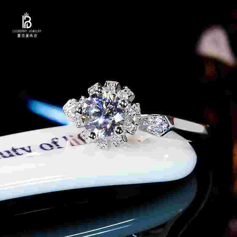 世界顶级奢华钻戒世界顶级奢华钻石-第2张图片-翡翠网 世界顶级奢华钻戒世界顶级奢华钻石-第2张图片-翡翠网