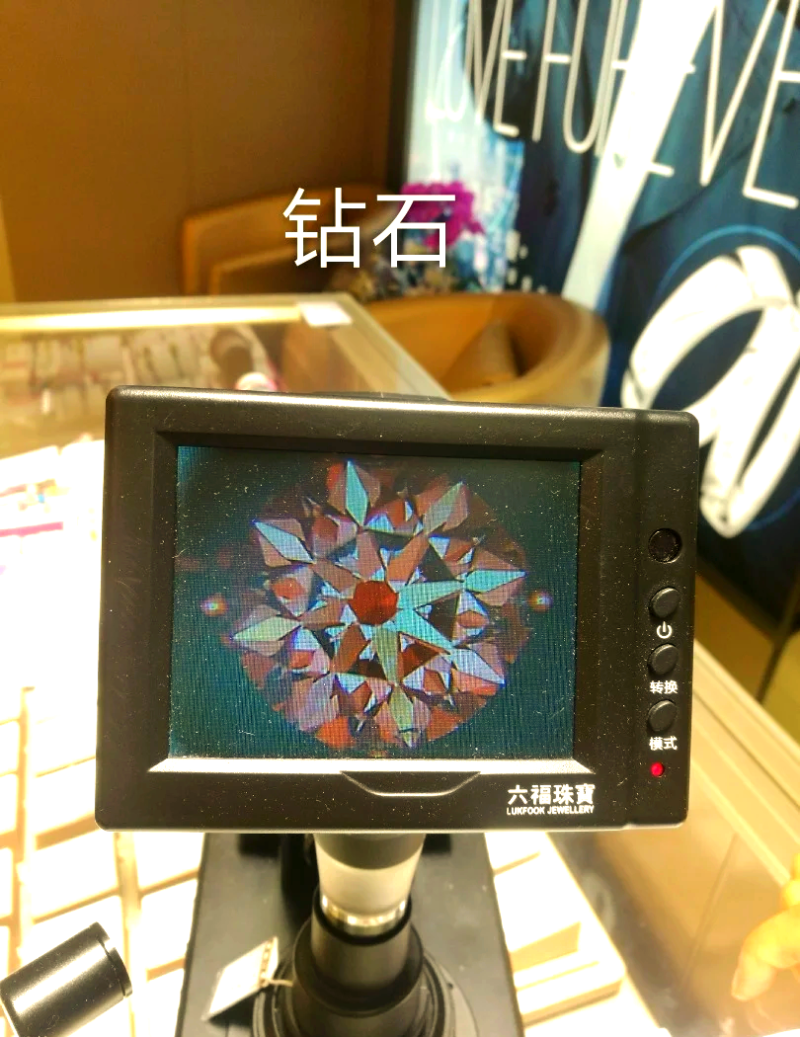 莫桑钻一般人不敢戴莫桑钻石和真钻石有什么区别-第2张图片-翡翠网 莫桑钻一般人不敢戴莫桑钻石和真钻石有什么区别-第2张图片-翡翠网