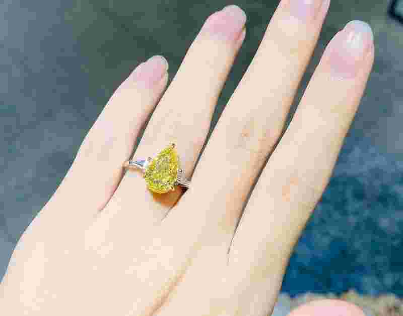 黄金镶钻石戒指图片黄金镶钻石吊坠值钱吗-第1张图片-翡翠网 黄金镶钻石戒指图片黄金镶钻石吊坠值钱吗-第1张图片-翡翠网