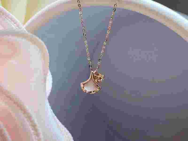 买玫瑰金项链值不值,买玫瑰金项链需要注意什么-第2张图片-翡翠网 买玫瑰金项链值不值,买玫瑰金项链需要注意什么-第2张图片-翡翠网