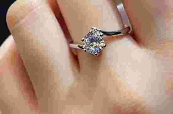 钻戒上面的字是什么意思钻戒上的钻石是什么钻-第1张图片-翡翠网