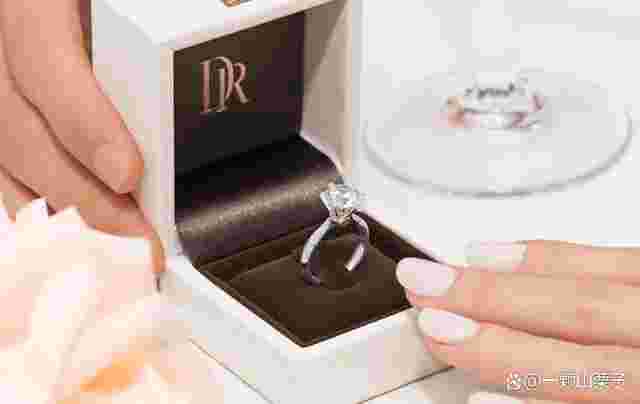 求婚戒指买一对吗求婚戒指买一对还是一只-第1张图片-翡翠网