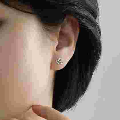 戴白金耳环有什么好处,戴白金的耳钉可以养耳洞吗-第2张图片-翡翠网 戴白金耳环有什么好处,戴白金的耳钉可以养耳洞吗-第2张图片-翡翠网