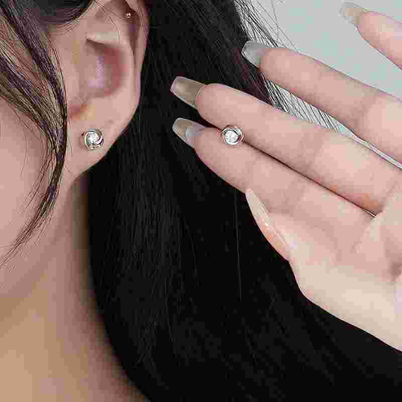 戴白金耳环有什么好处,戴白金的耳钉可以养耳洞吗-第1张图片-翡翠网 戴白金耳环有什么好处,戴白金的耳钉可以养耳洞吗-第1张图片-翡翠网