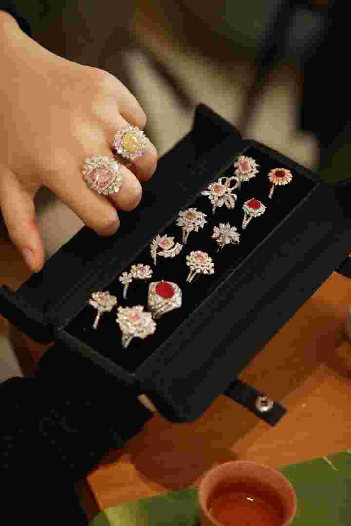 女人应该有的宝石排名女人必备的三大宝石-第1张图片-翡翠网