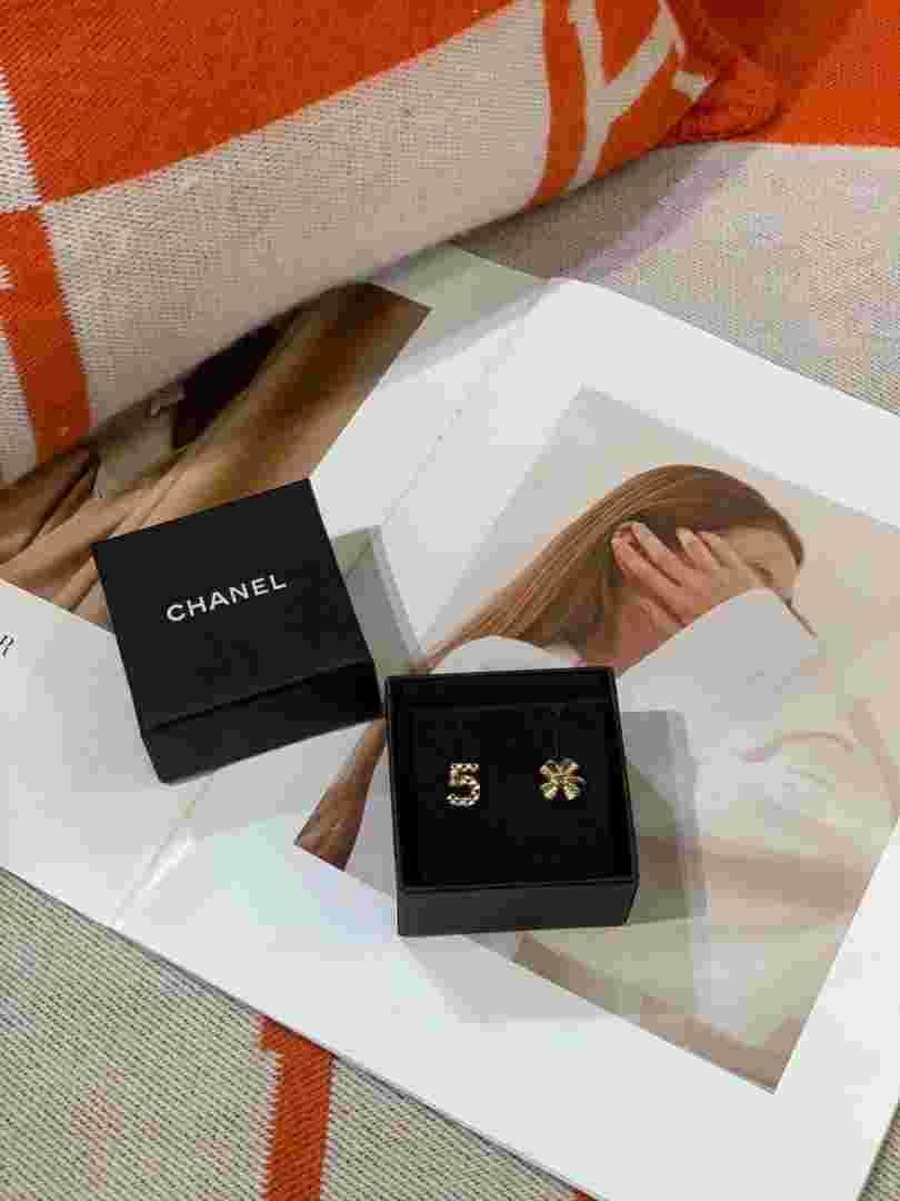 香奈儿最经典10款耳环图片十大奢侈品耳环经典款-第1张图片-翡翠网 香奈儿最经典10款耳环图片十大奢侈品耳环经典款-第1张图片-翡翠网