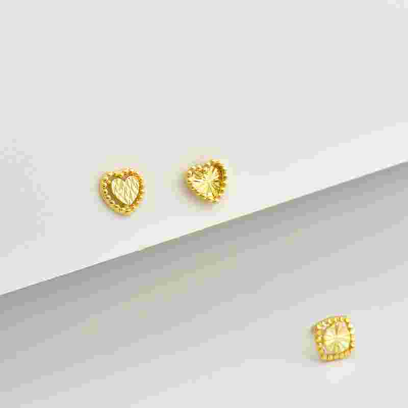 金耳环睡觉不取会不会变形,黄金耳环睡觉要取了吗-第1张图片-翡翠网 金耳环睡觉不取会不会变形,黄金耳环睡觉要取了吗-第1张图片-翡翠网