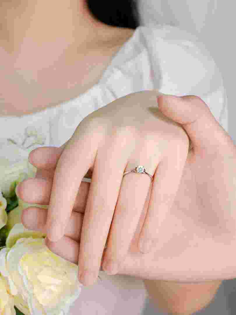 18k金钻石戒指价格查询18k金钻石戒指多少钱一克-第1张图片-翡翠网 18k金钻石戒指价格查询18k金钻石戒指多少钱一克-第1张图片-翡翠网