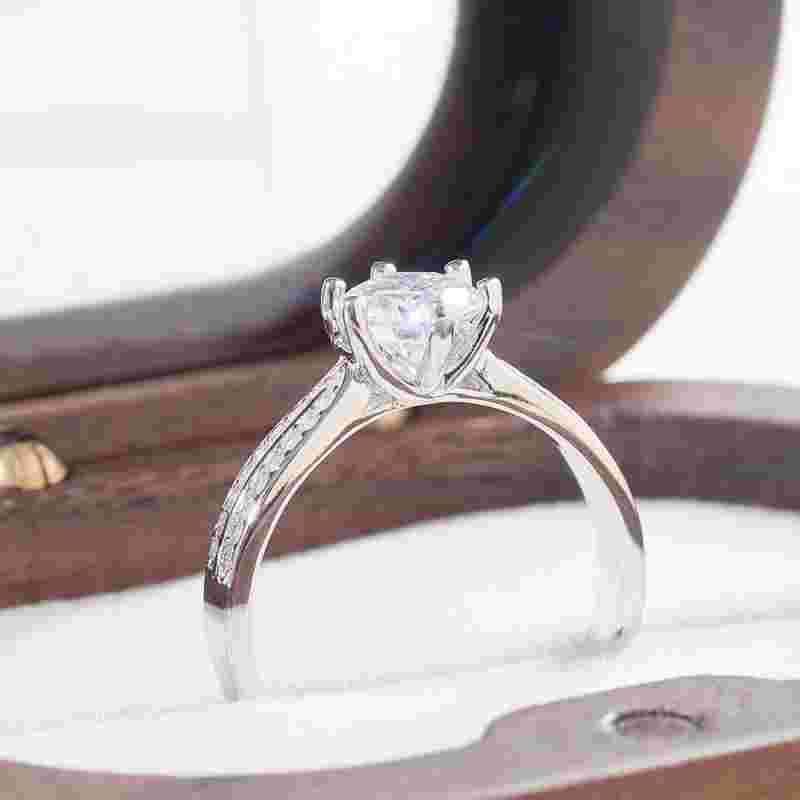 莫桑石的戒指什么价位莫桑石戒指值得买吗-第1张图片-翡翠网 莫桑石的戒指什么价位莫桑石戒指值得买吗-第1张图片-翡翠网