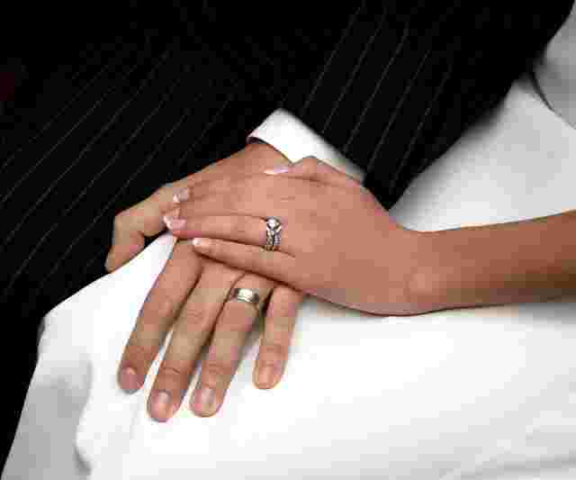 女生结婚戒指戴哪只手,女的订婚戒指戴在哪个手上-第2张图片-翡翠网