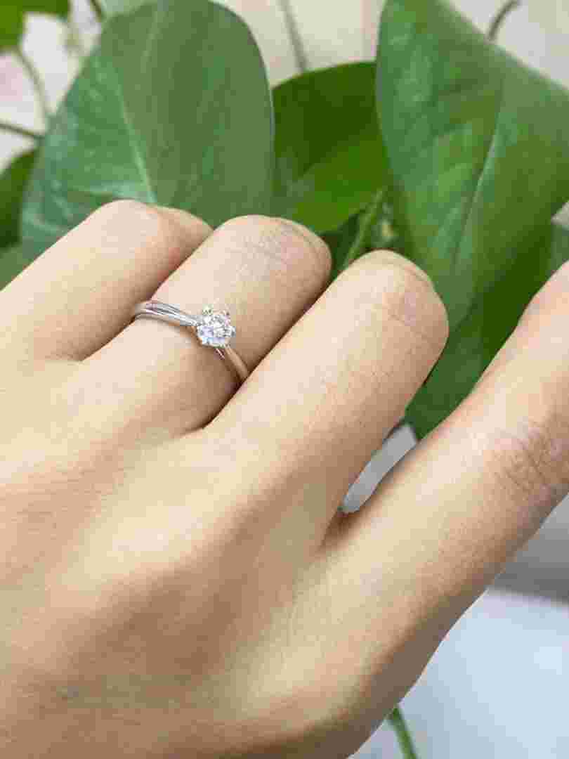 女士白金耳钉好看图片报价,女士白金钻戒图片及价格-第1张图片-翡翠网 女士白金耳钉好看图片报价,女士白金钻戒图片及价格-第1张图片-翡翠网