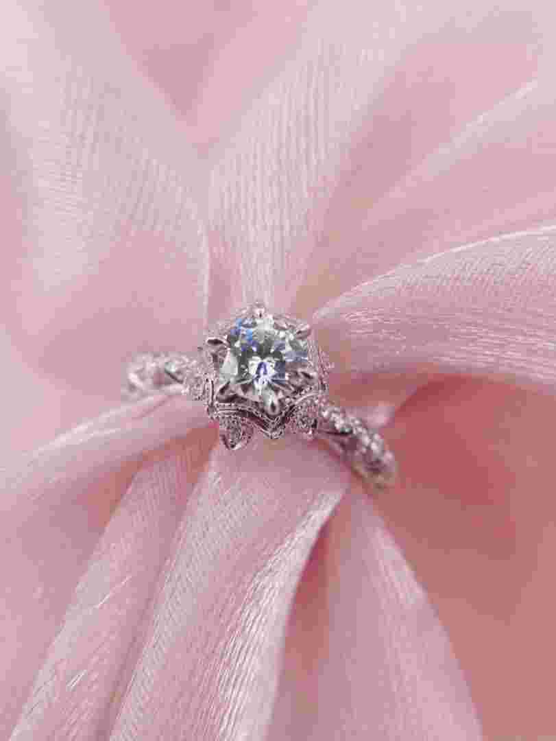 结婚钻戒女生戴左手还是右手结婚钻戒-第1张图片-翡翠网 结婚钻戒女生戴左手还是右手结婚钻戒-第1张图片-翡翠网