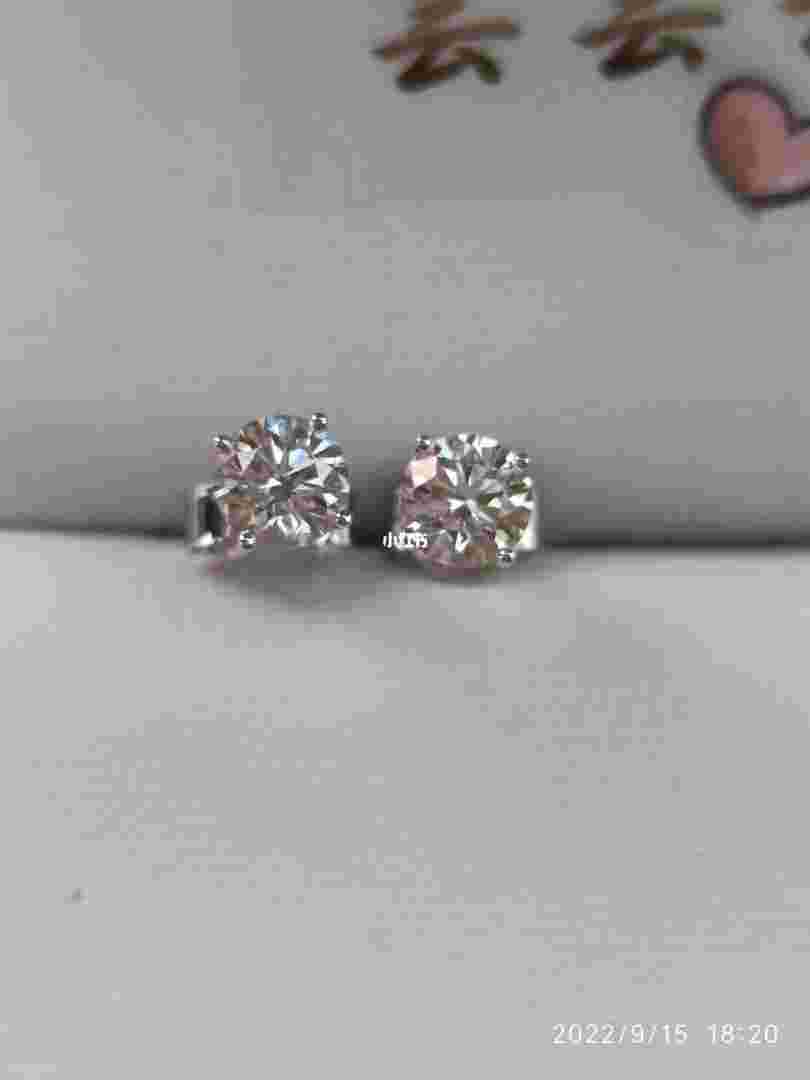 钻石耳钉什么款式好看,钻石耳钉值得买吗-第1张图片-翡翠网