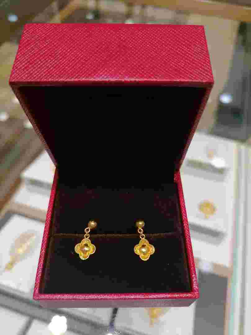 女人戴黄金耳环的好处是什么,女人戴黄金耳环的好处-第1张图片-翡翠网 女人戴黄金耳环的好处是什么,女人戴黄金耳环的好处-第1张图片-翡翠网