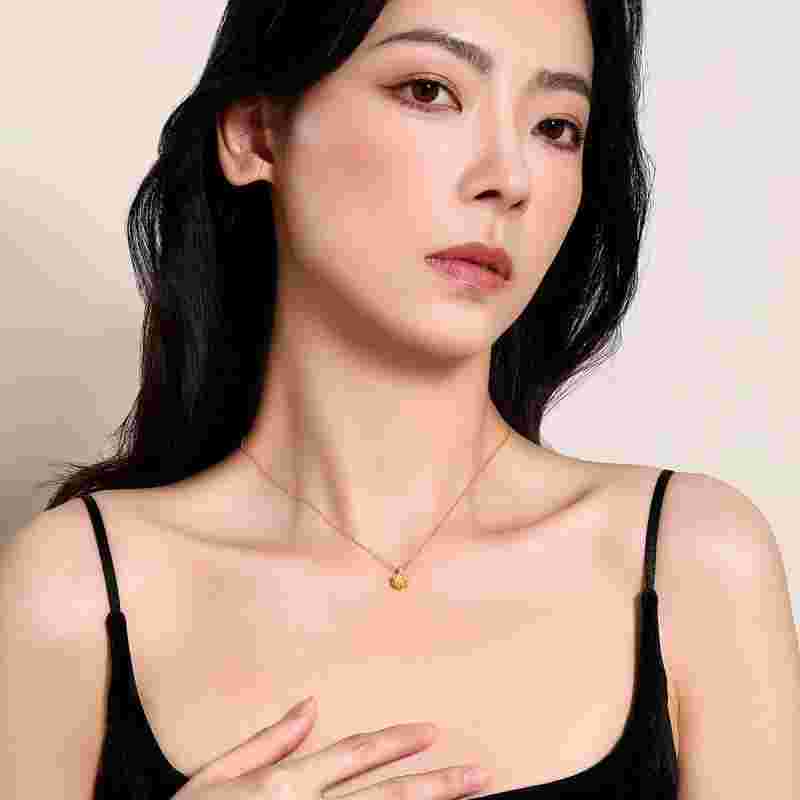 女人戴什么样的黄金项链好看,女人戴什么样的黄金项链好看图片-第1张图片-翡翠网