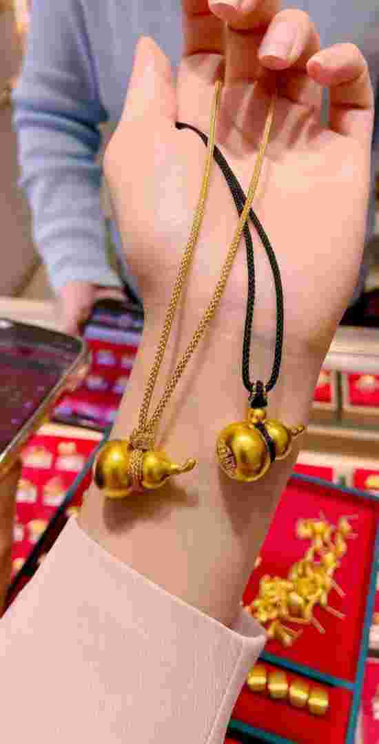 女士带黄金吊坠什么样的好看,最适合女士戴的黄金吊坠-第1张图片-翡翠网 女士带黄金吊坠什么样的好看,最适合女士戴的黄金吊坠-第1张图片-翡翠网