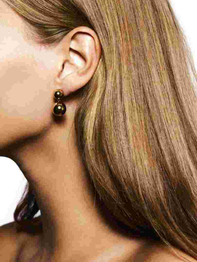 老年人戴银耳环还是金耳环饰品好,老年人戴银耳环还是金耳环饰-第2张图片-翡翠网 老年人戴银耳环还是金耳环饰品好,老年人戴银耳环还是金耳环饰-第2张图片-翡翠网