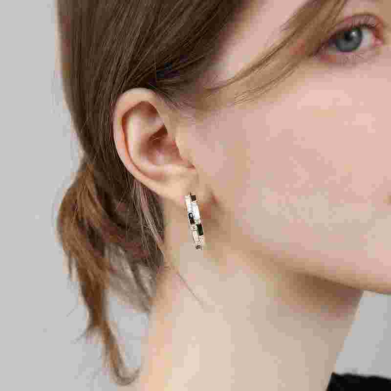 2022年耳环最流行款式是什么2022年耳环最流行款式-第1张图片-翡翠网 2022年耳环最流行款式是什么2022年耳环最流行款式-第1张图片-翡翠网