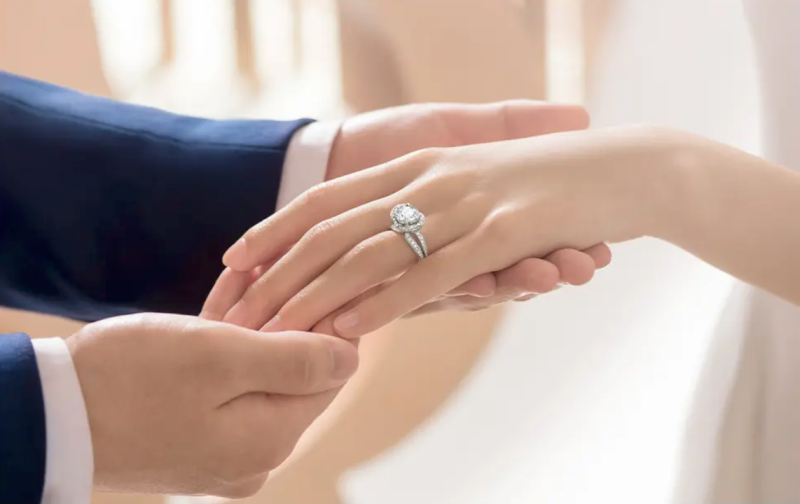 婚戒和求婚戒指怎么戴,求婚戒指和结婚戒指能一起戴吗-第1张图片-翡翠网 婚戒和求婚戒指怎么戴,求婚戒指和结婚戒指能一起戴吗-第1张图片-翡翠网