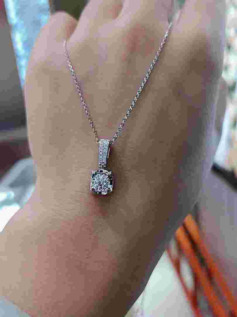 钻石吊坠款式介绍专业知识,钻石吊坠款式图片大全-第1张图片-翡翠网 钻石吊坠款式介绍专业知识,钻石吊坠款式图片大全-第1张图片-翡翠网