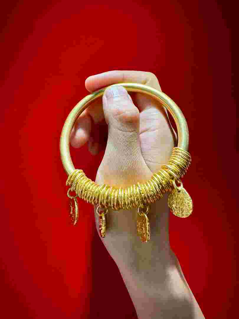 适合年轻人的黄金手镯空心实心区别适合年轻人的黄金手镯-第1张图片-翡翠网 适合年轻人的黄金手镯空心实心区别适合年轻人的黄金手镯-第1张图片-翡翠网