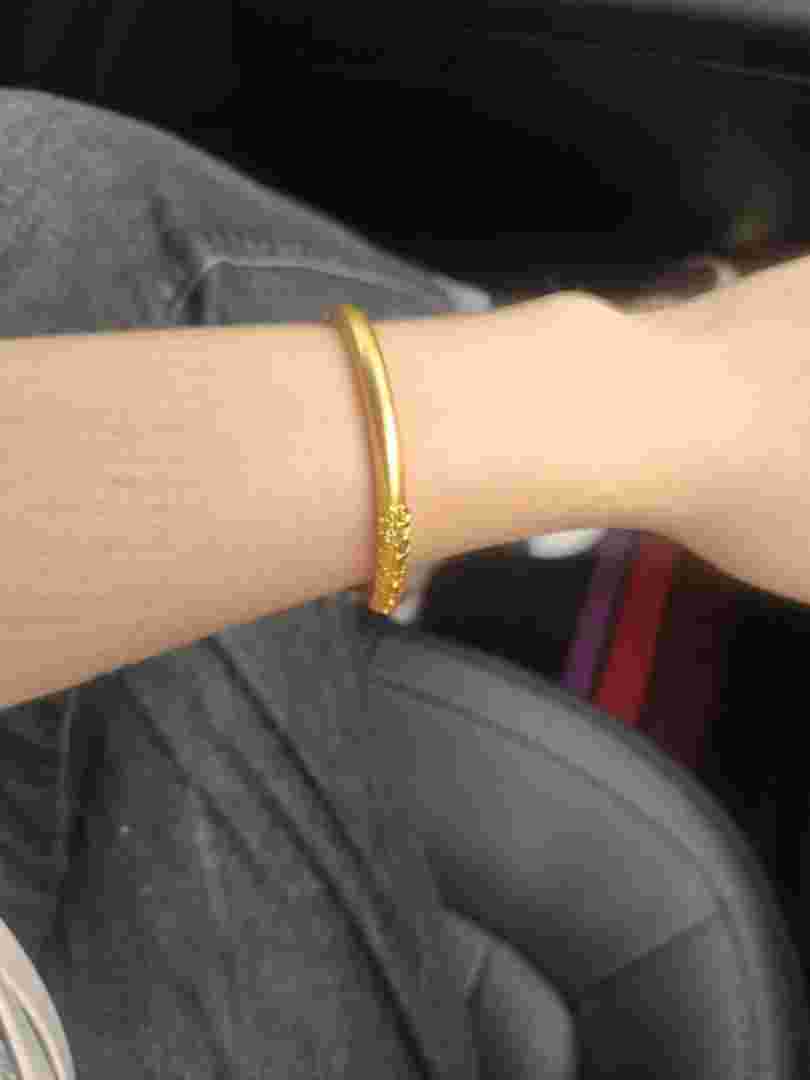 适合年轻人的黄金手镯空心实心区别适合年轻人的黄金手镯-第2张图片-翡翠网 适合年轻人的黄金手镯空心实心区别适合年轻人的黄金手镯-第2张图片-翡翠网