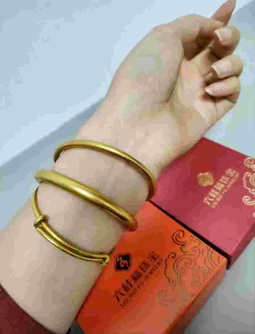 晚上睡觉戴金手镯好不好,晚上睡觉戴黄金对身体好不好