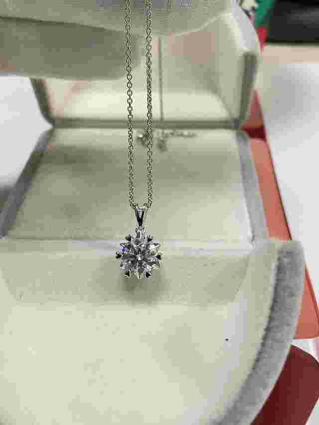 莫桑钻2克拉多少钱莫桑钻2克拉多少钱一克-第2张图片-翡翠网