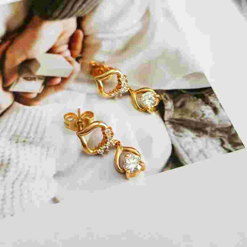 钻石耳钉30分与50分的最好看,20分钻石耳钉多少钱-第2张图片-翡翠网 钻石耳钉30分与50分的最好看,20分钻石耳钉多少钱-第2张图片-翡翠网