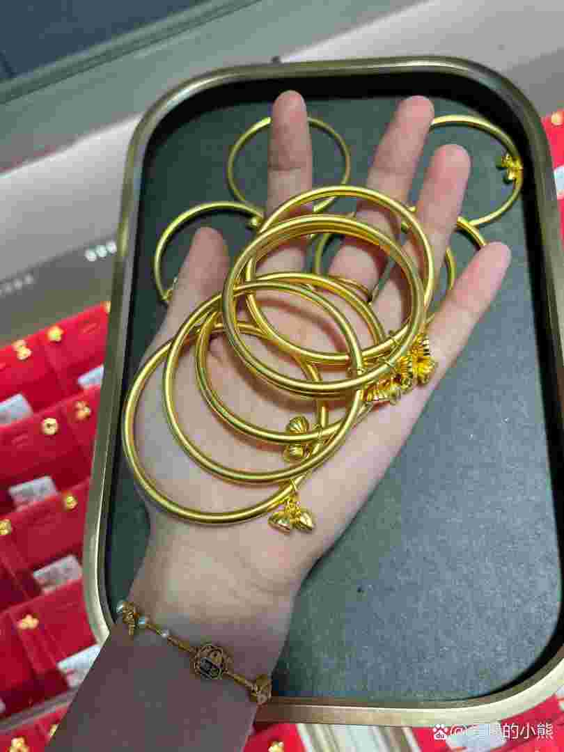 什么样的黄金手镯最好看什么样的黄金手镯最好看又便宜-第2张图片-翡翠网 什么样的黄金手镯最好看什么样的黄金手镯最好看又便宜-第2张图片-翡翠网