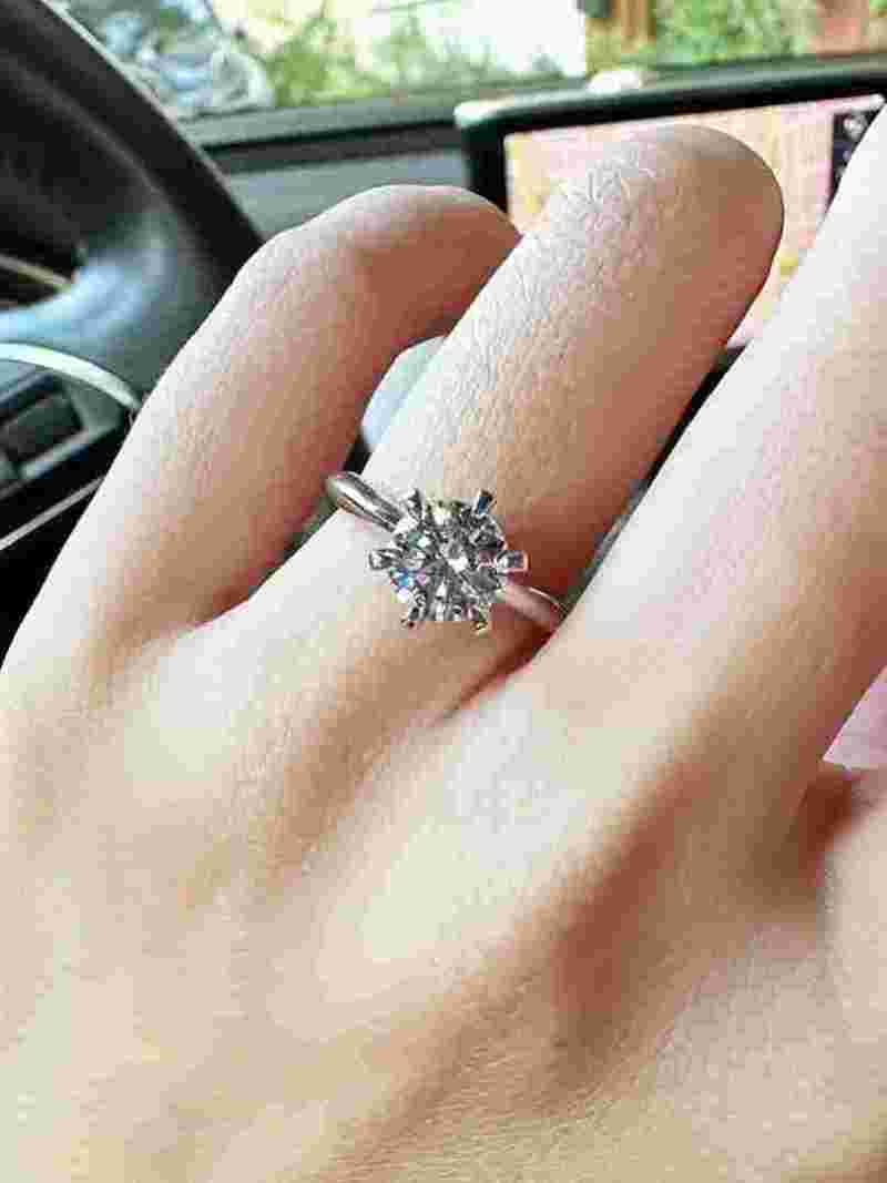 1克拉钻戒多少人民币 婚戒1克拉钻戒大约多少人民币-第2张图片-翡翠网 1克拉钻戒多少人民币 婚戒1克拉钻戒大约多少人民币-第2张图片-翡翠网