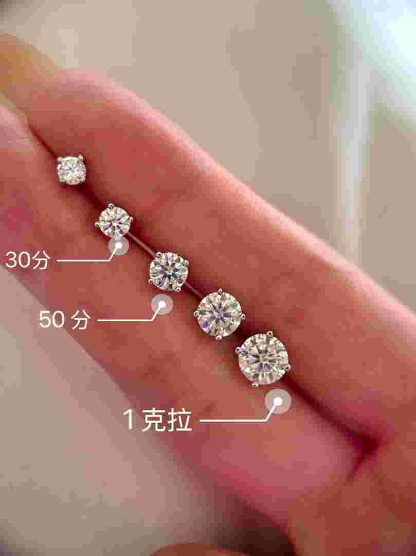钻戒1克拉和50分哪个好看,钻石一克拉和50分大小对比