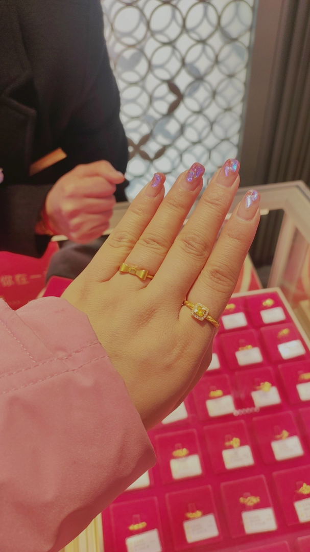 手戴黄金戒指图片大全手戴黄金戒指图片-第2张图片-翡翠网