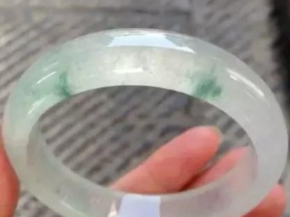 翡翠手镯12种颜色,翡翠手镯怎么挑-第1张图片-翡翠网 翡翠手镯12种颜色,翡翠手镯怎么挑-第1张图片-翡翠网