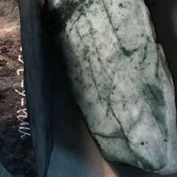 玉石原石市场,翡翠原石交易-第2张图片-翡翠网