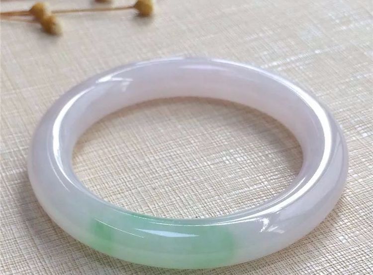 淡春带彩翡翠好不好,春带彩翡翠手镯-第1张图片-翡翠网 淡春带彩翡翠好不好,春带彩翡翠手镯-第1张图片-翡翠网